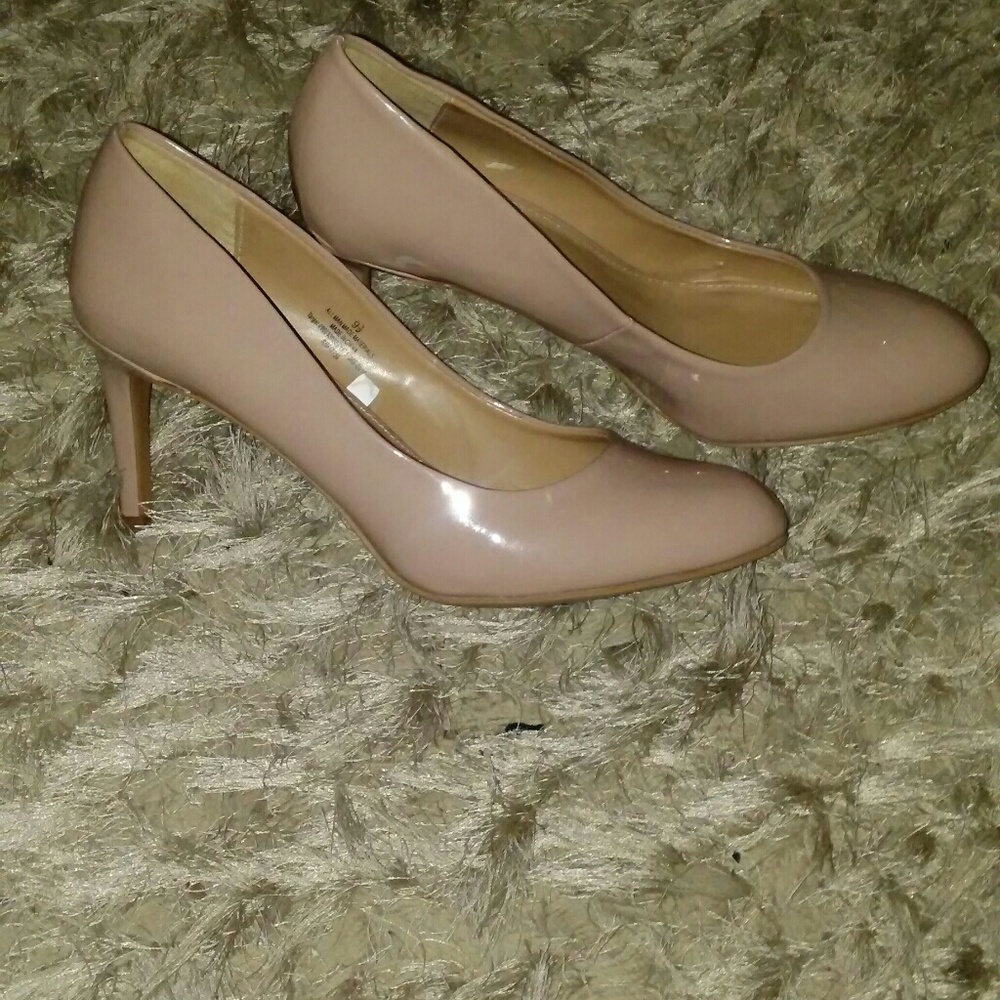 🔥🔥BRAND NEW NUDE HEELS🔥🔥